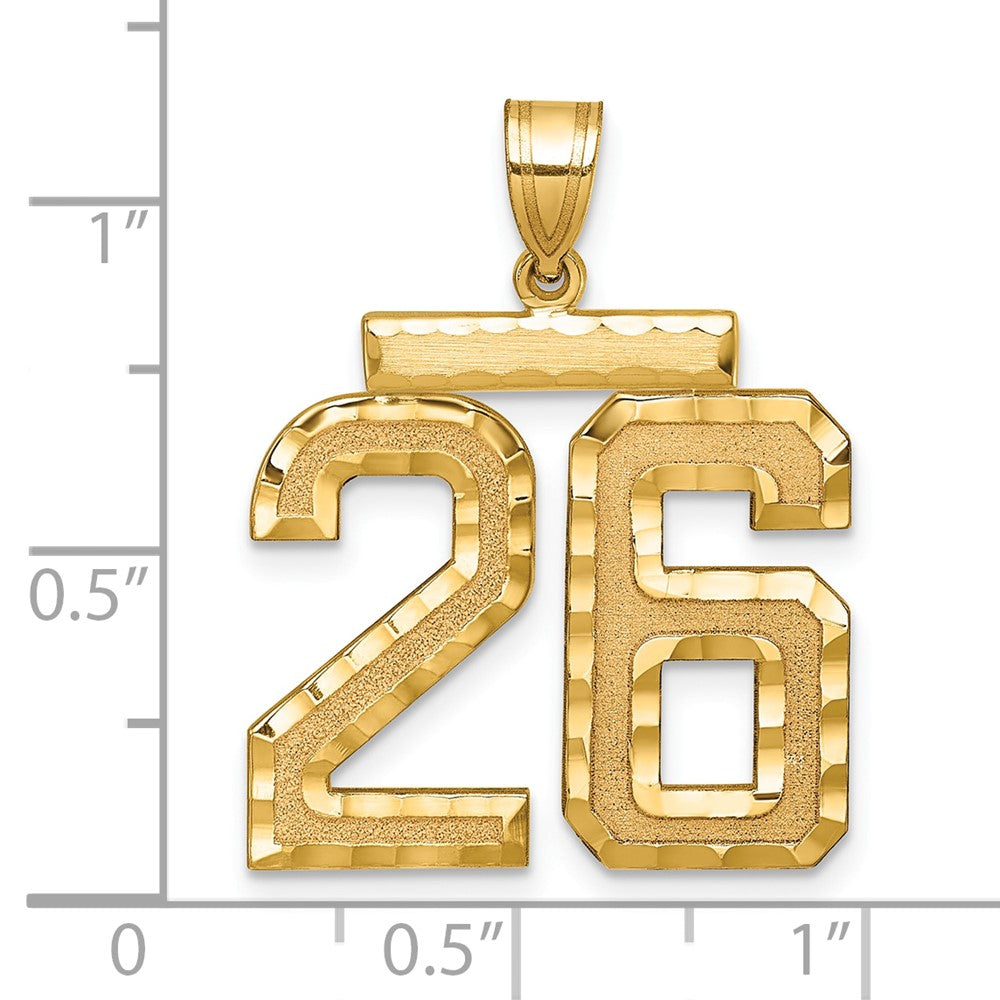 14K Gelbgold Großer Gebürsteter Diamantschliff-Charm „Zahl 26“