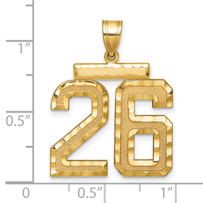 14K Gelbgold Großer Gebürsteter Diamantschliff-Charm „Zahl 26“