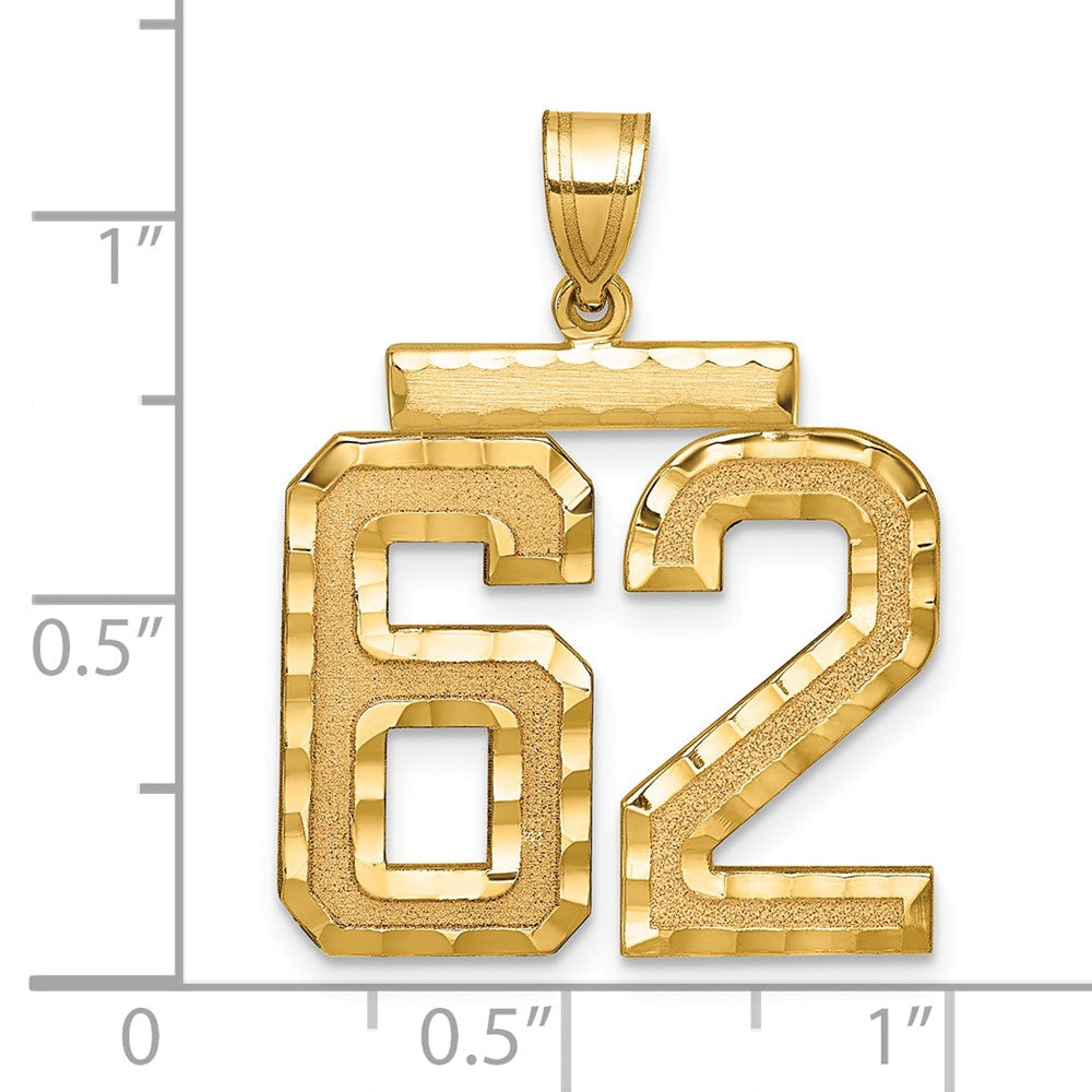 14K Gelbgold großer gebürsteter Charm mit Diamantschliff Zahl 62