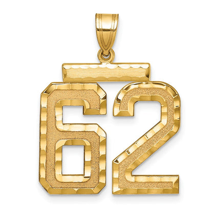 14K Gelbgold großer gebürsteter Charm mit Diamantschliff Zahl 62