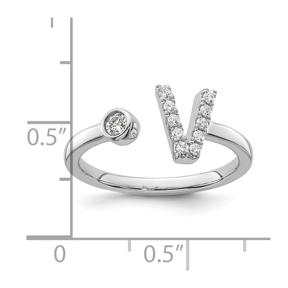 14K Weißgold Ring mit 0,17 ct. laborgezüchtetem Diamant VS/SI+ G+, Initialbuchstabe V, verstellbar