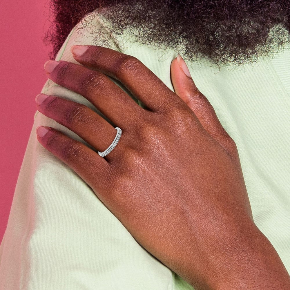 Trauring aus 14K Weißgold mit natürlichen Diamanten