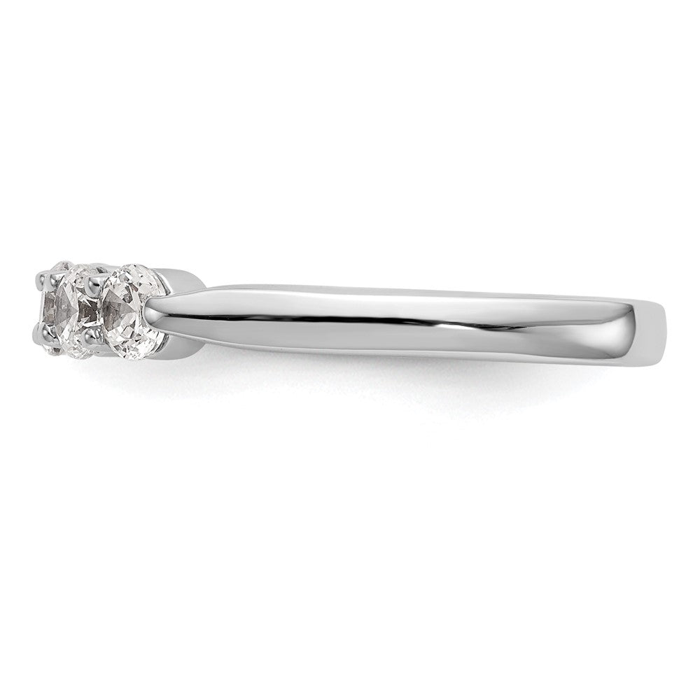 Trauring aus 14K Weißgold mit natürlichen Diamanten