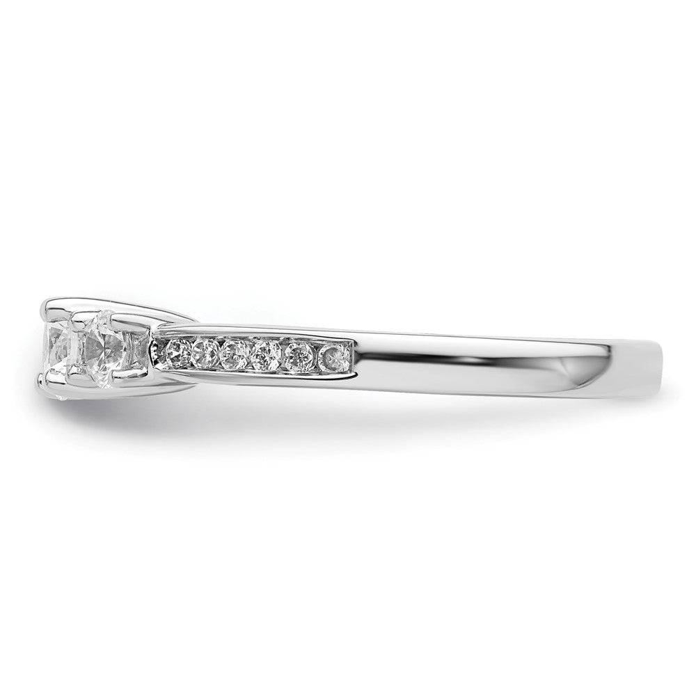 Verlobungsring aus 14K Weißgold mit drei simulierten Diamanten im Dreistein-Design
