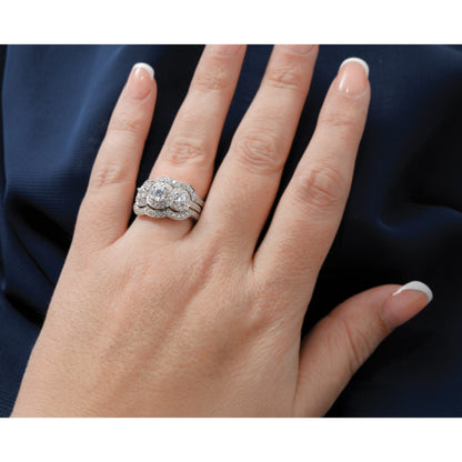 14K Weißgold Verlobungsring mit 3 simulierten Diamanten
