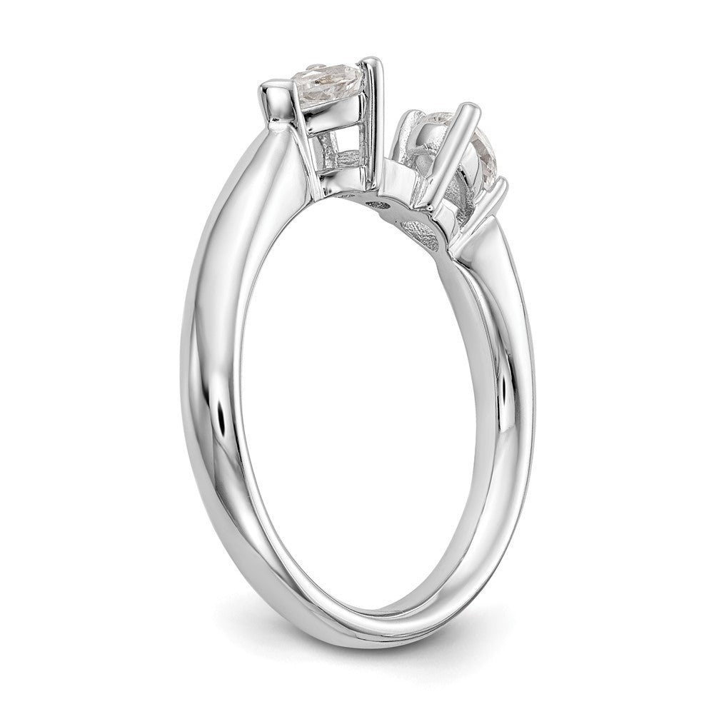 14K Weißgold Verlobungsring mit 3 simulierten Diamanten in Krappenfassung