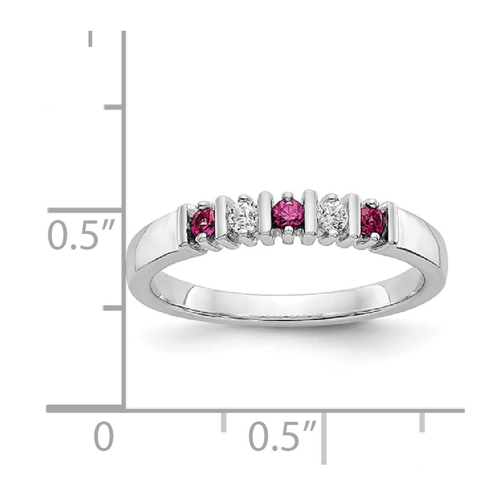 Ring aus 14K Weißgold mit Diamanten und Rubinen