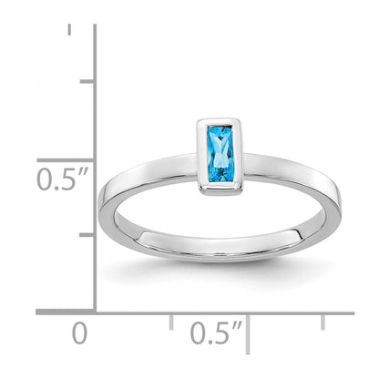 Ring aus massivem 14K Weißgold mit Zargenfassung und simuliertem blauem Topas