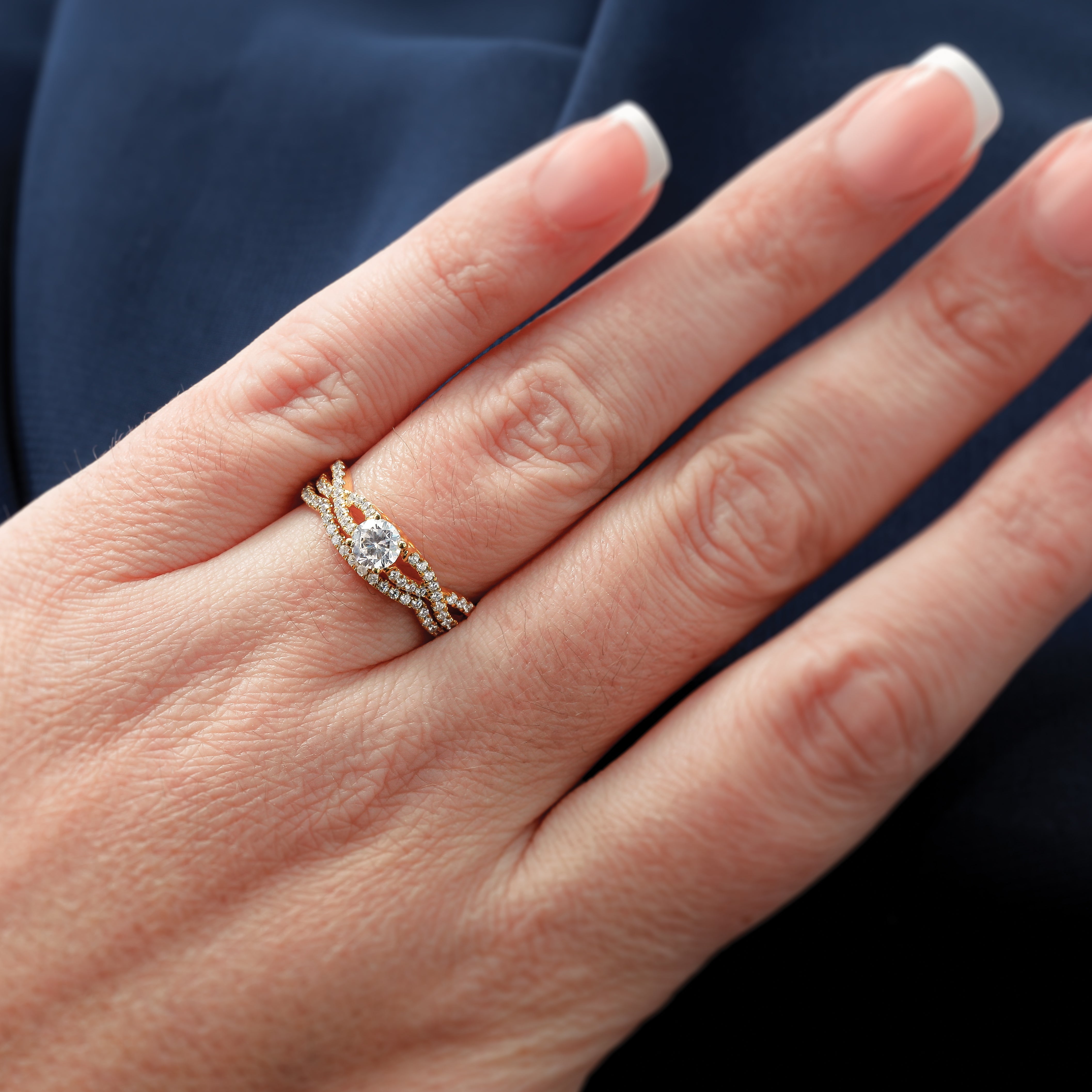 14K Gelbgold Ehering mit echten Diamanten, konturiert