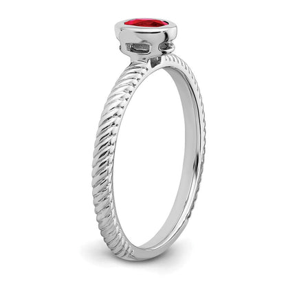14K Weißgold Ring mit Rubin im Ovalschliff und Zargenfassung
