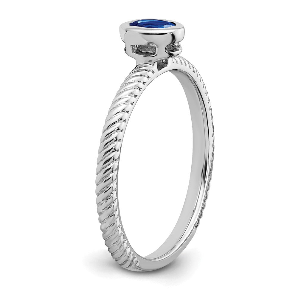 14K Weißgold Ring mit Saphir im Ovalschliff in Zargenfassung