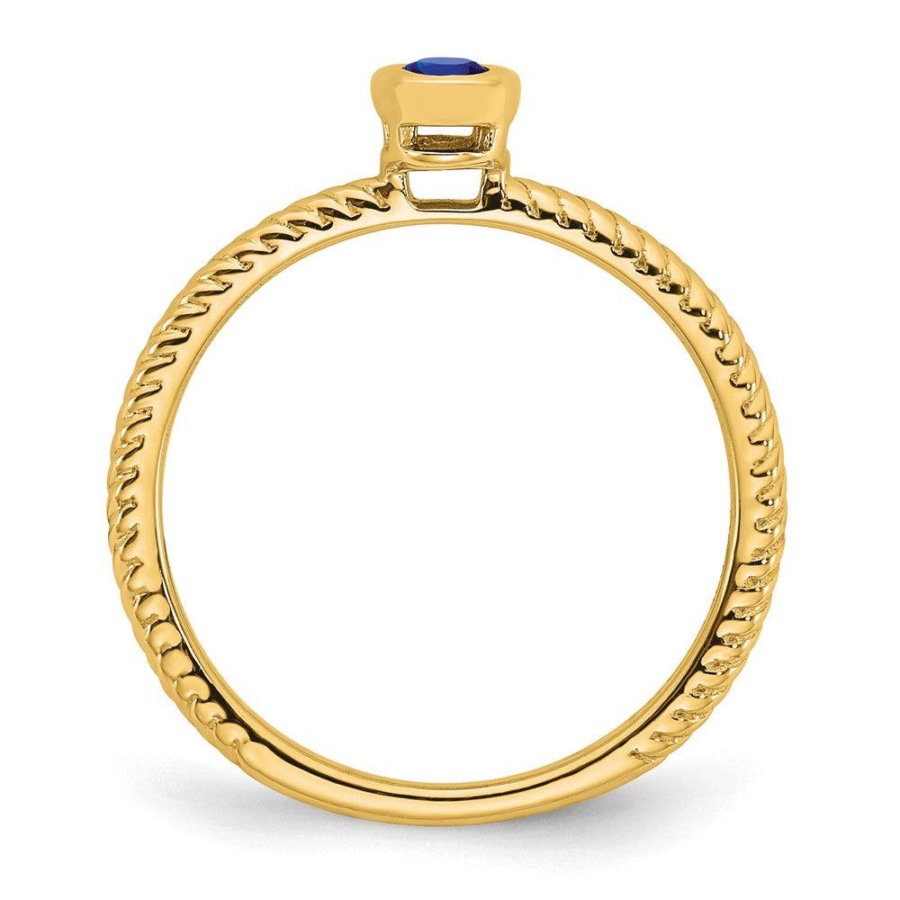 Ring aus 14K Gelbgold mit ovalem Saphir in Lünettenfassung