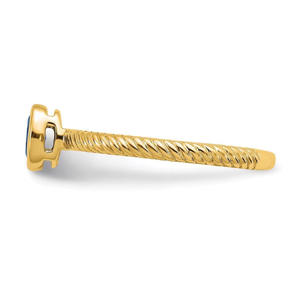 Ring aus 14K Gelbgold mit ovalem Saphir in Lünettenfassung