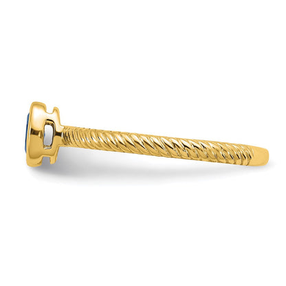 Ring aus 14K Gelbgold mit ovalem Saphir in Lünettenfassung