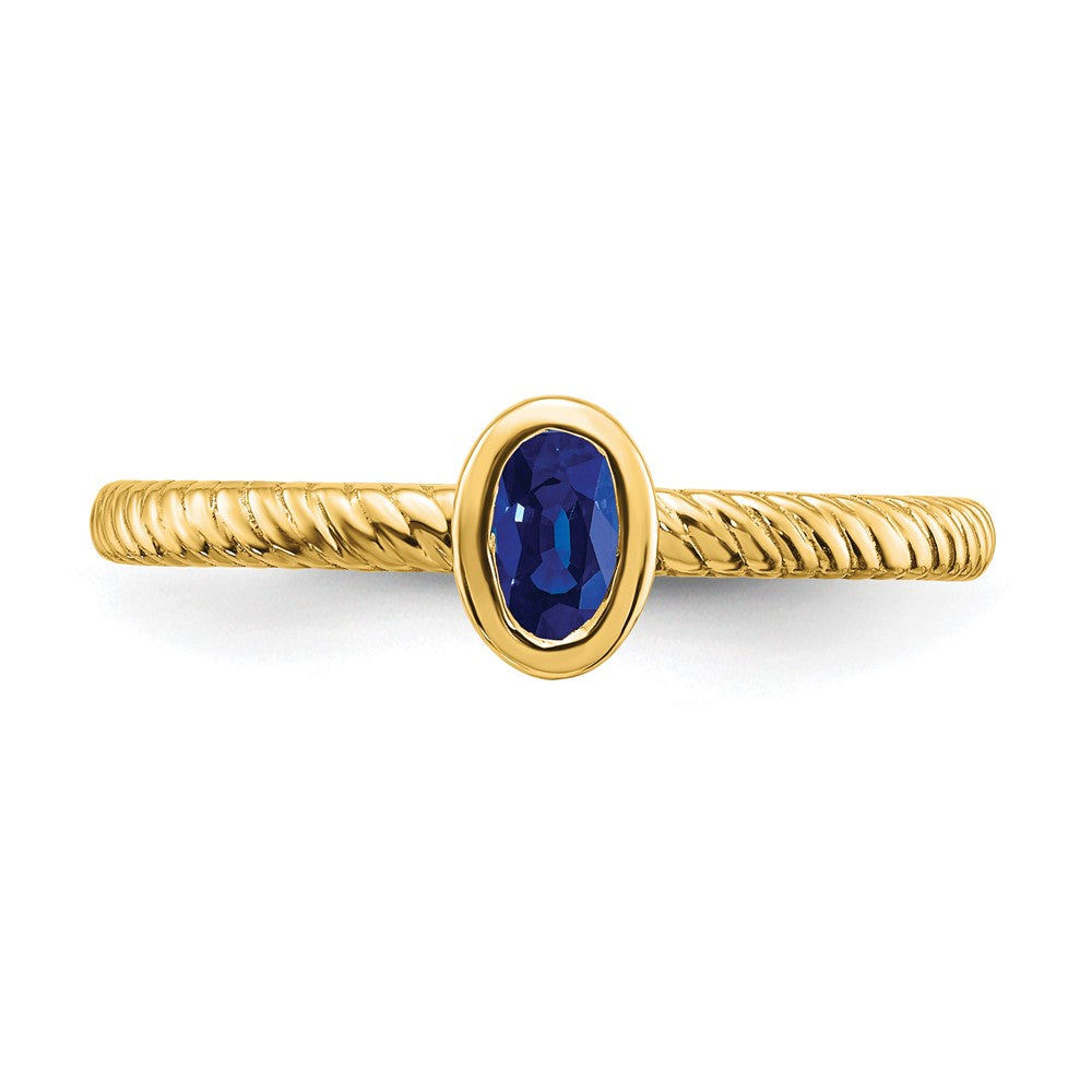 Ring aus 14K Gelbgold mit ovalem Saphir in Lünettenfassung