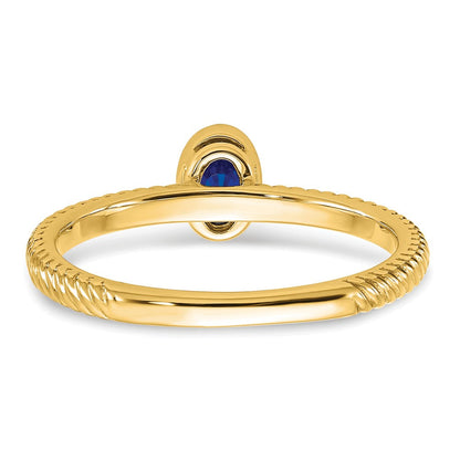 Ring aus 14K Gelbgold mit ovalem Saphir in Lünettenfassung