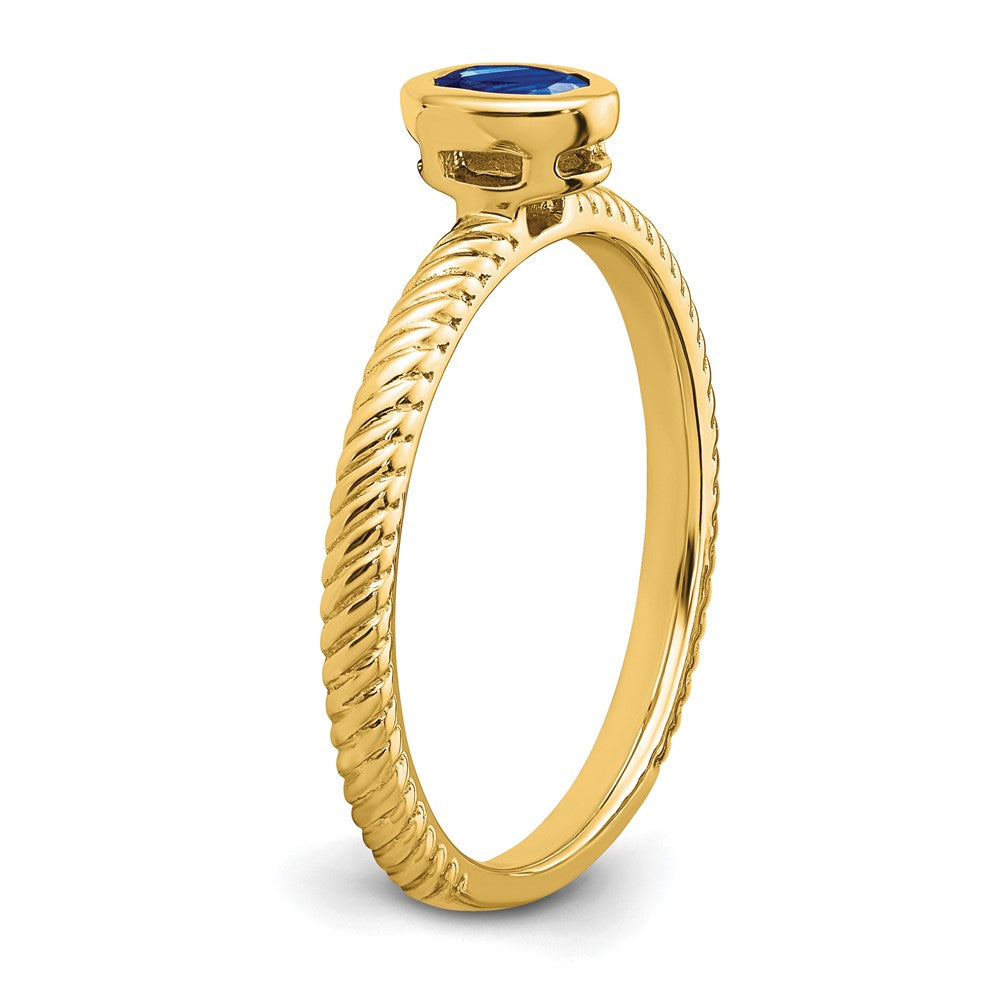 Ring aus 14K Gelbgold mit ovalem Saphir in Lünettenfassung