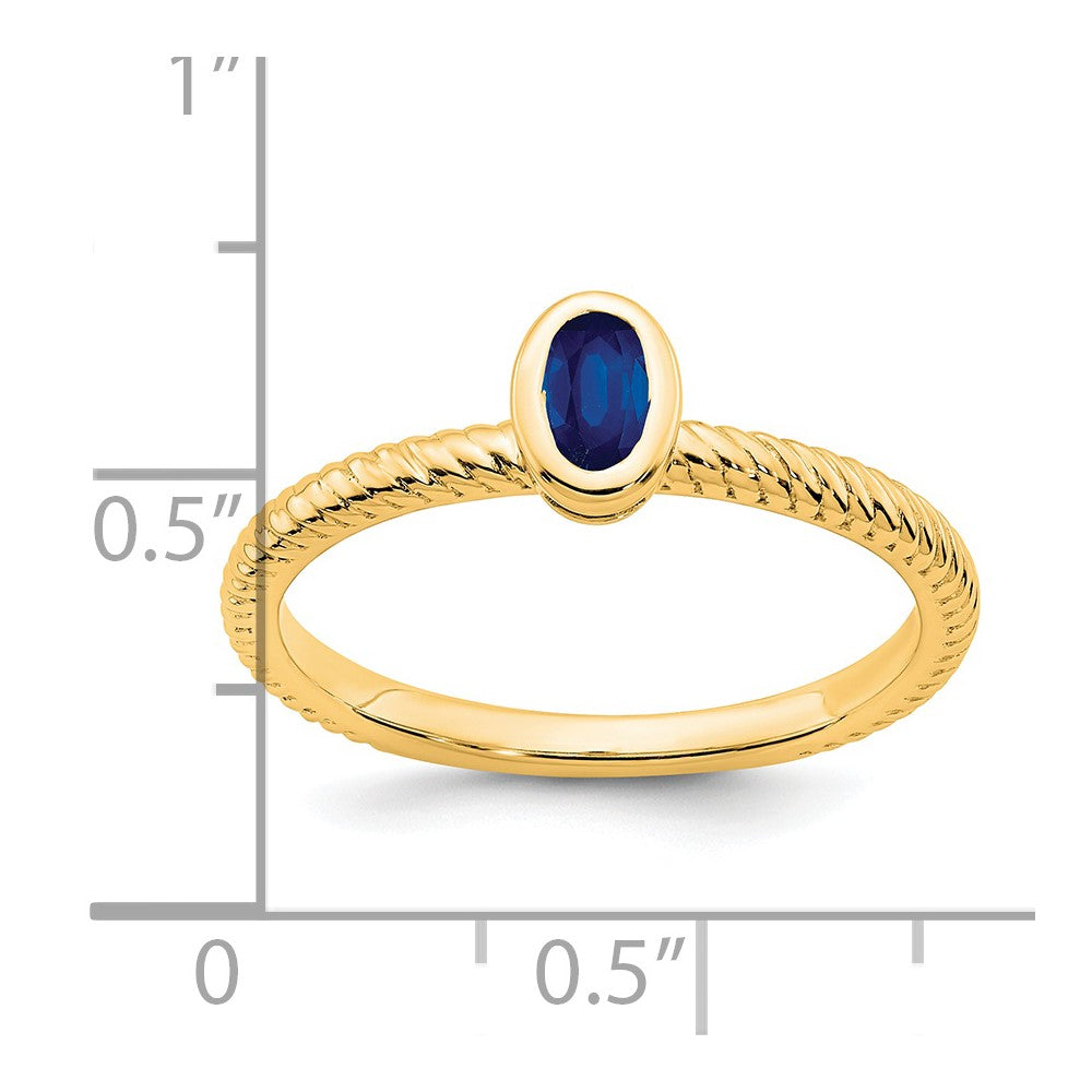 Ring aus 14K Gelbgold mit ovalem Saphir in Lünettenfassung