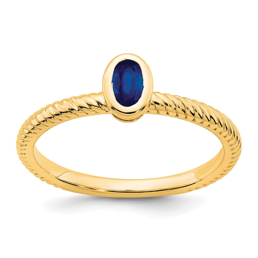 Ring aus 14K Gelbgold mit ovalem Saphir in Lünettenfassung