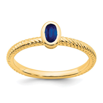 Ring aus 14K Gelbgold mit ovalem Saphir in Lünettenfassung