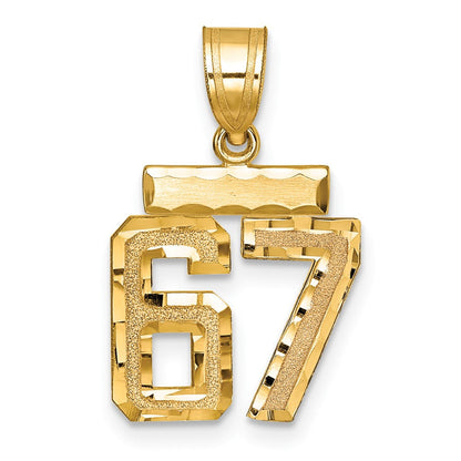 14K Gelbgold Kleiner Gebürsteter Diamantgeschliffener Charm „Zahl 67“