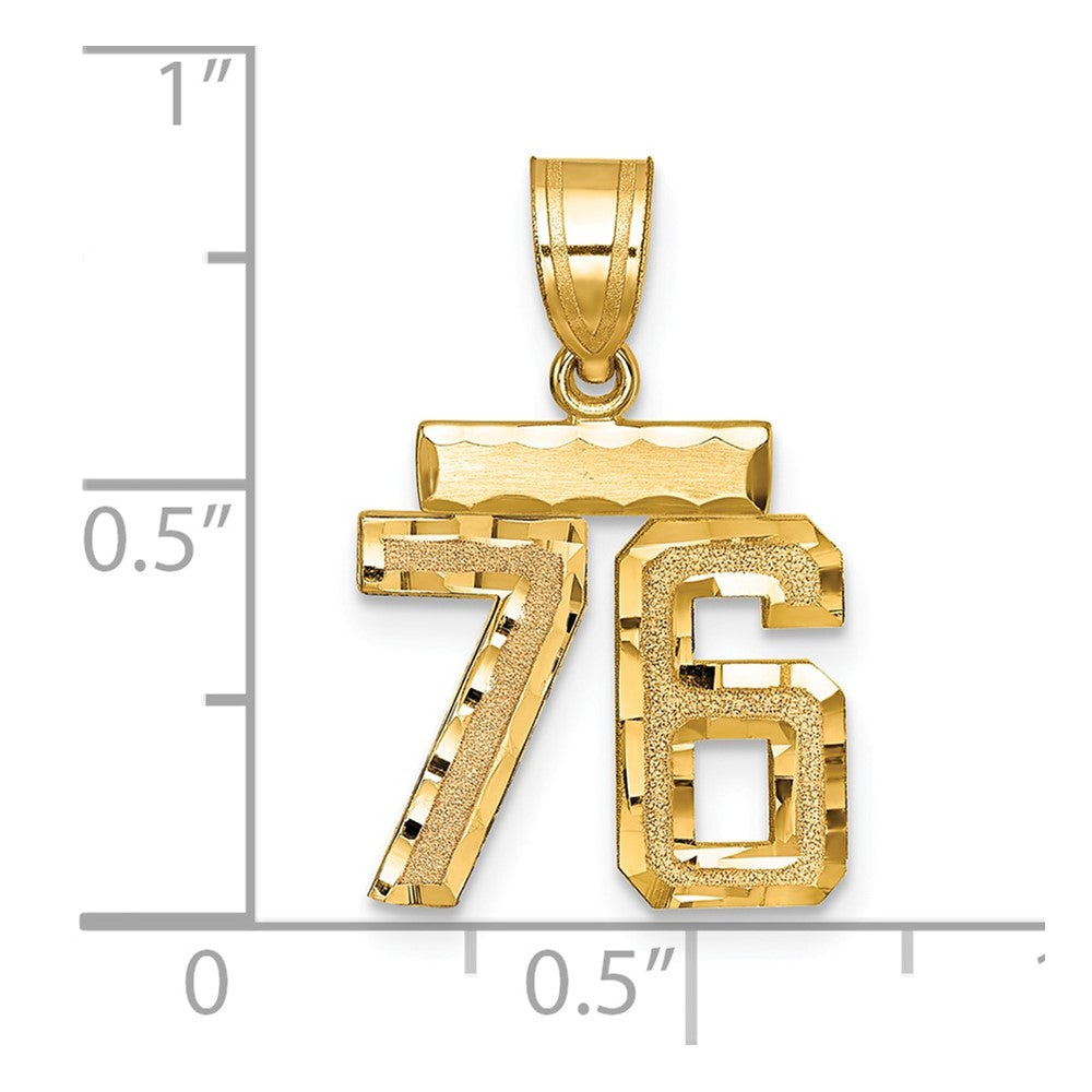 14K Gelbgold kleiner gebürsteter Charm mit Diamantschliff, Zahl 76