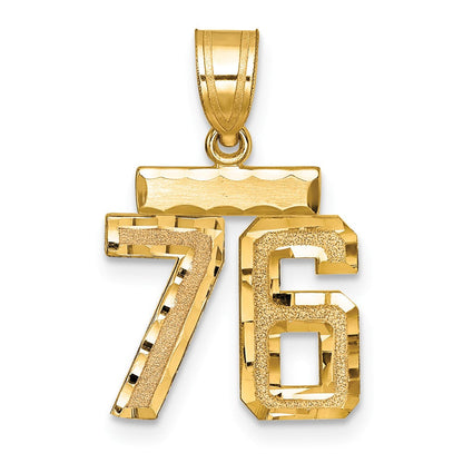 14K Gelbgold kleiner gebürsteter Charm mit Diamantschliff, Zahl 76