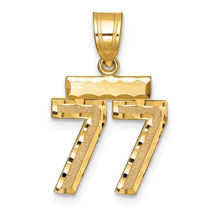 14K Gelbgold Kleiner Gebürsteter Diamantgeschliffener Zahlen-Charm „77“
