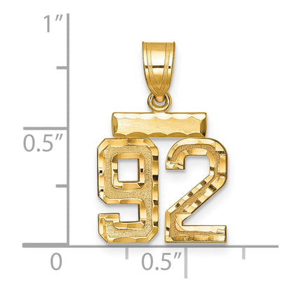 14K Gelbgold kleiner gebürsteter Charm mit Diamantschliff „Zahl 92“