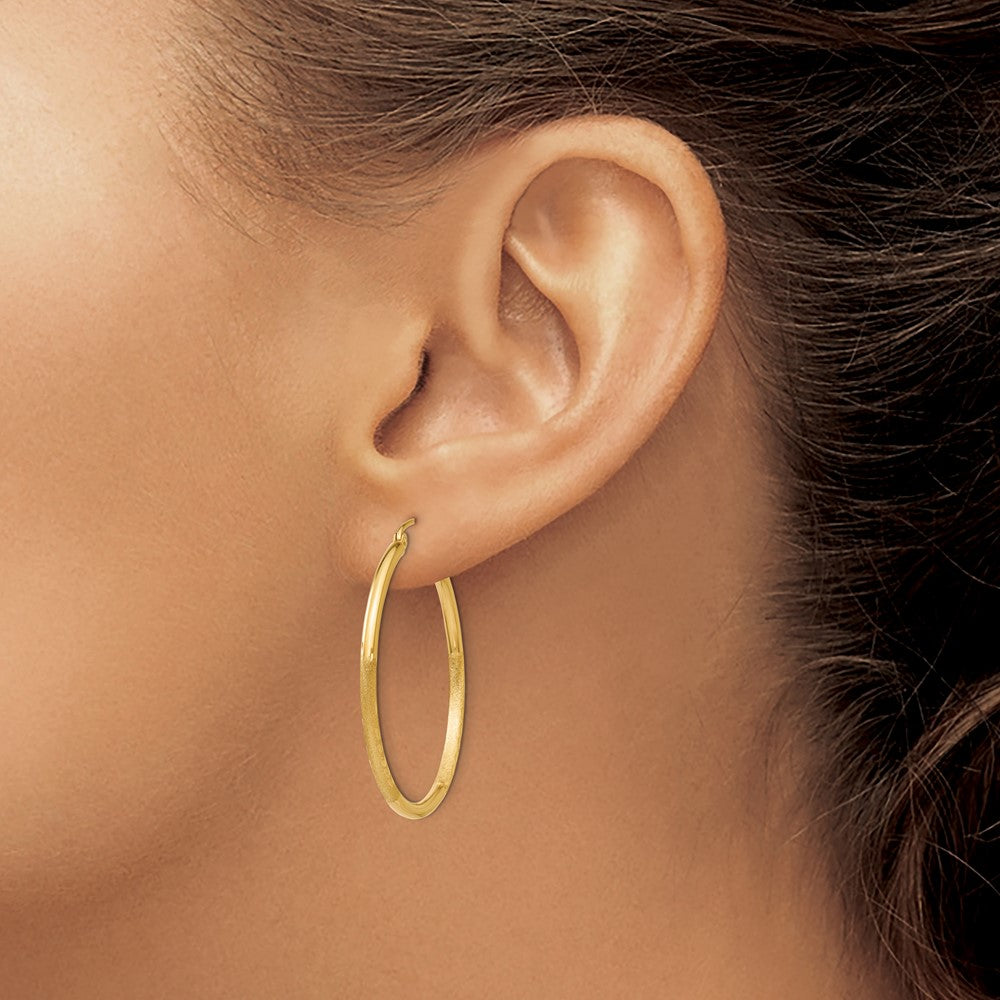 14K Gelbgold Satiniert und Diamantiert 2mm Rund Röhre Creolen