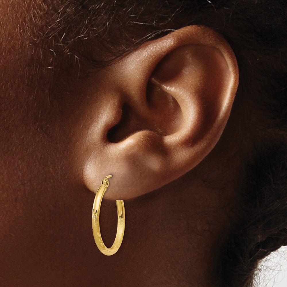 14K Gelbgold Satiniert und Diamantiert 2mm Rund Röhre Creolen