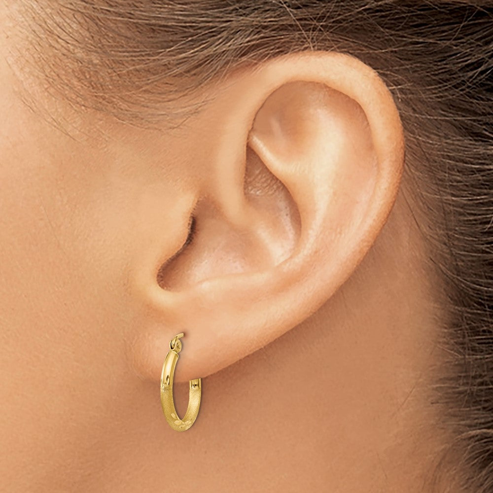 14K Gelbgold Satiniert und Diamantiert 2mm Rund Röhre Creolen