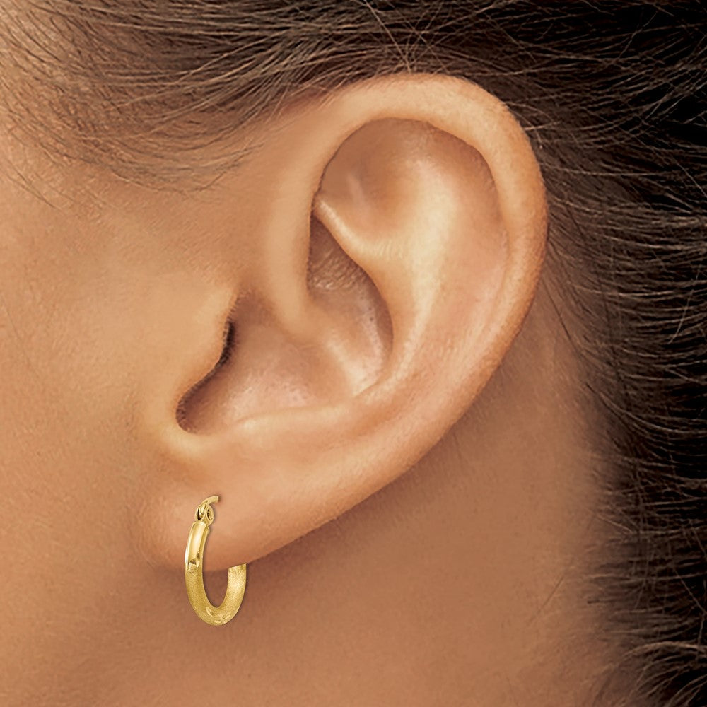 14K Gelbgold Satiniert und Diamantiert 2mm Rund Röhre Creolen