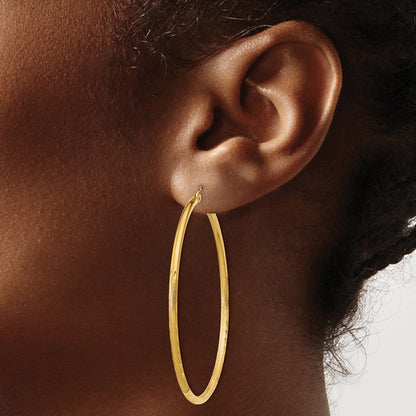 14K Gelbgold Satiniert und Diamantiert 2mm Rund Röhre Creolen
