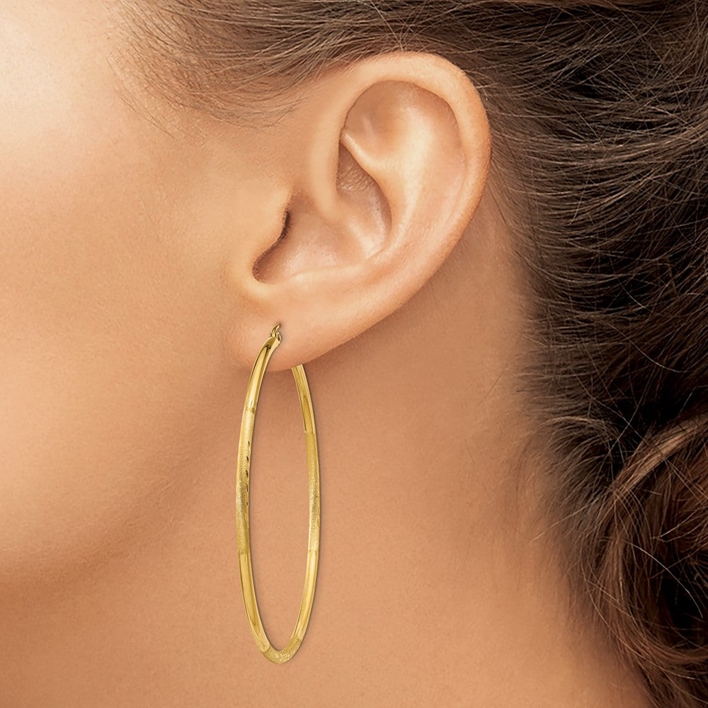 14K Gelbgold Satiniert und Diamantiert 2mm Rund Röhre Creolen