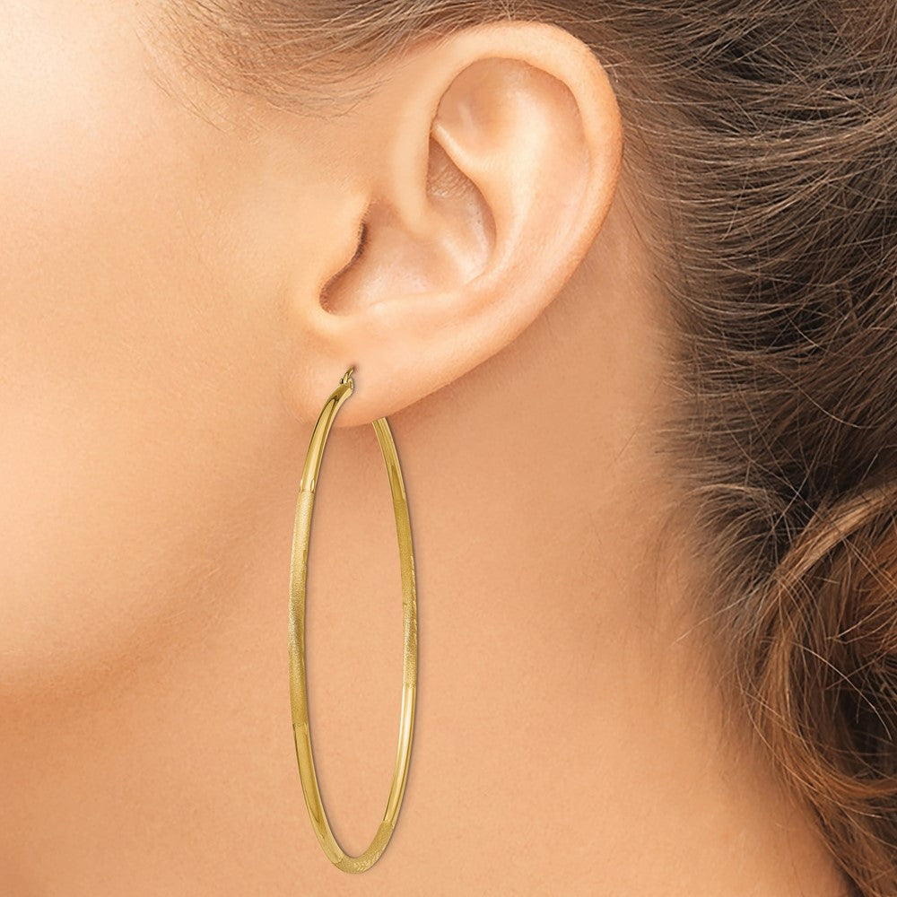 14K Gelbgold Satiniert und Diamantiert 2mm Rund Röhre Creolen