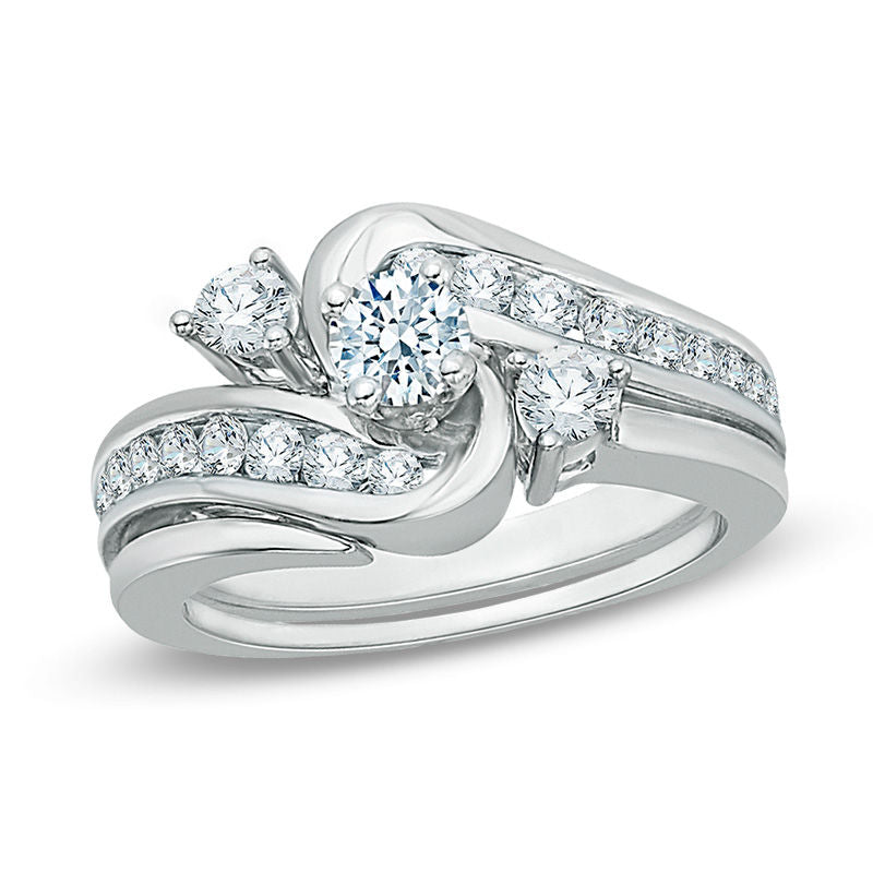 Braut-Set mit schrägem Bypass-Design, Dreistein-Fassung und 0,875 ct. Gesamtgewicht Diamanten in 14K Weißgold