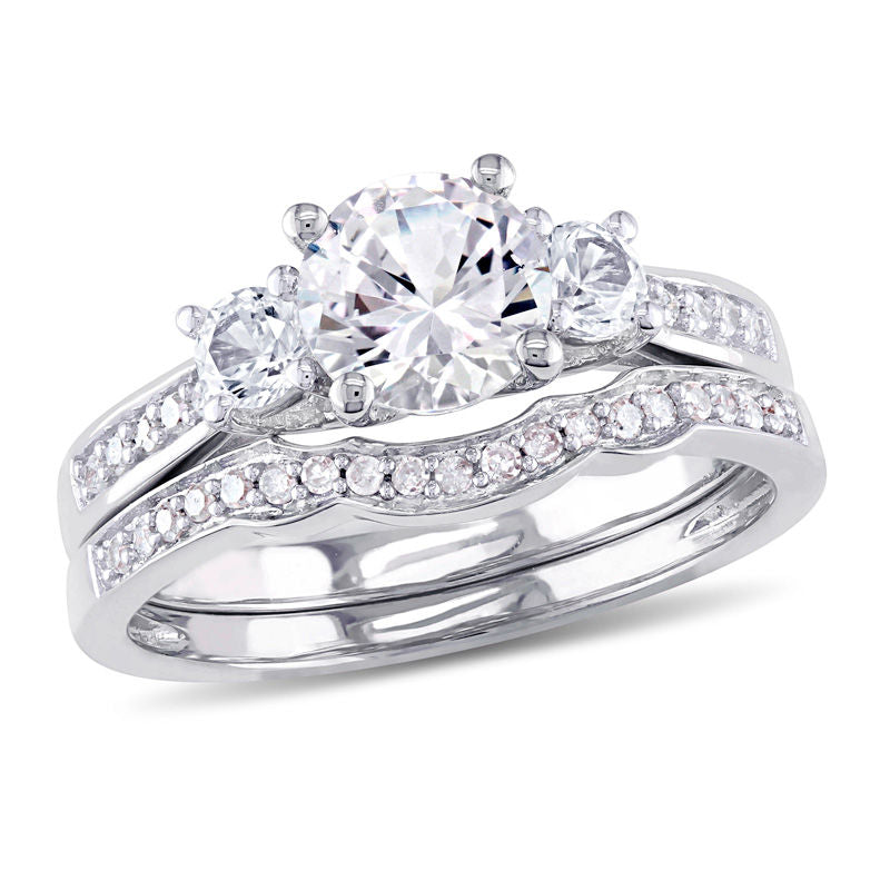Braut-Set „Dreistein" mit 6,0 mm Labor-Weißsaphir und 0,125 ct. Diamanten aus 14K Weißgold