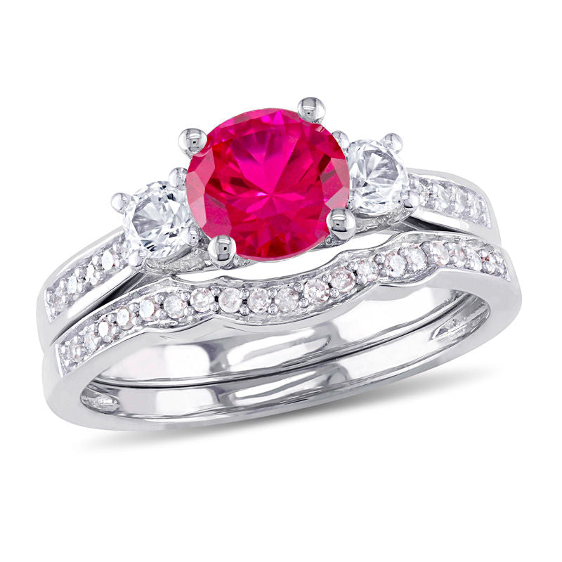 6,0 mm Dreistein-Verlobungsring-Set mit Labor-Rubin, weißem Saphir und 0,125 ct. Diamant in 14K Weißgold