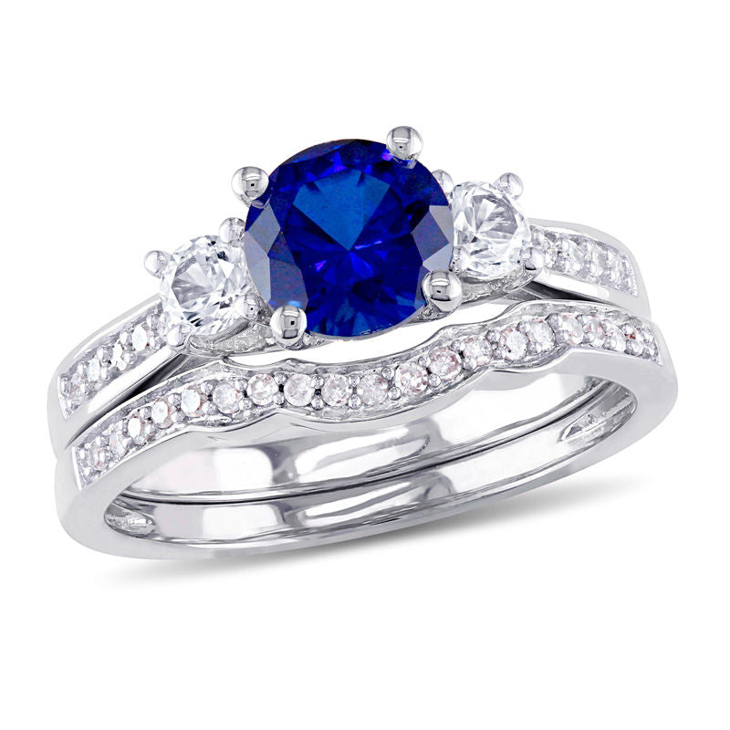 6,0 mm laborgezüchteter blauer und weißer Saphir mit 0,125 ct. Diamant Dreistein Braut-Set in 14K Weißgold