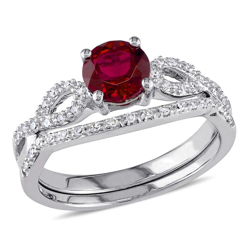 6,0 mm Labor-Rubin und 0,125 ct. Diamant Braut-Set mit gedrehtem Ring in 14K Weißgold