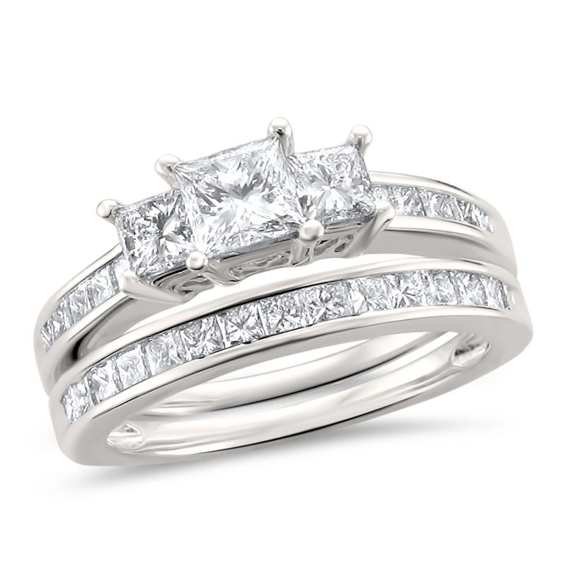 Platin-Verlobungsring-Set mit Diamanten im Princess-Schliff, 2 ct. Gesamtgewicht, Dreistein-Design (I/SI2)