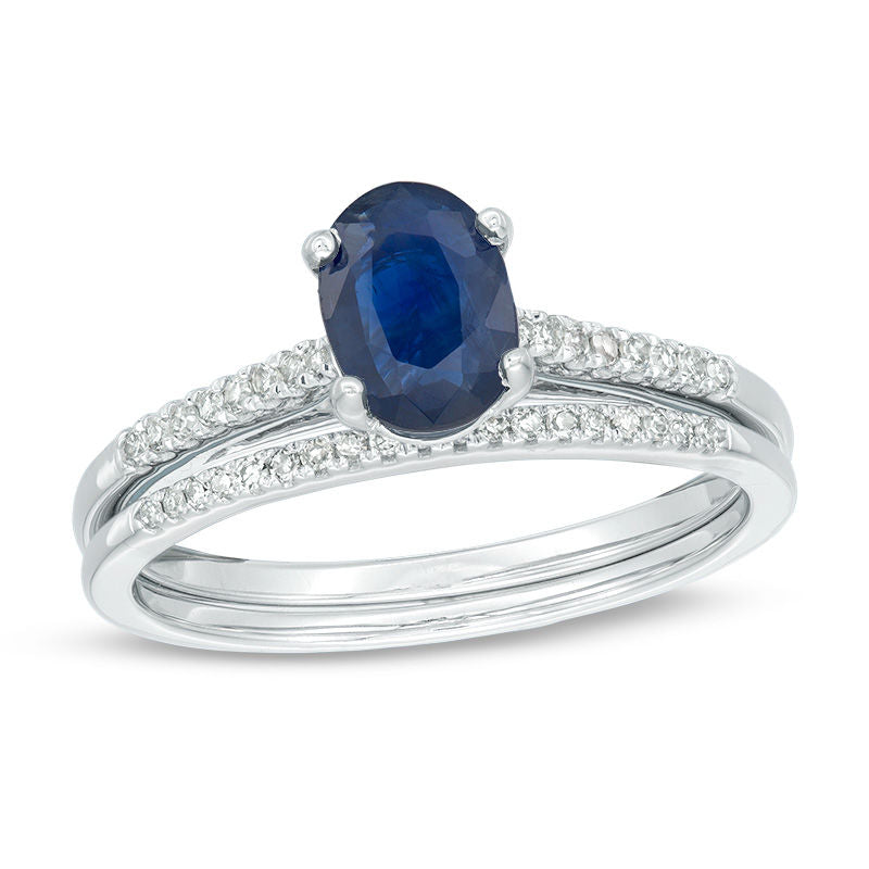 Verlobungsring-Set mit ovalem blauen Saphir und 0,125 ct. Diamant in 14K Weißgold