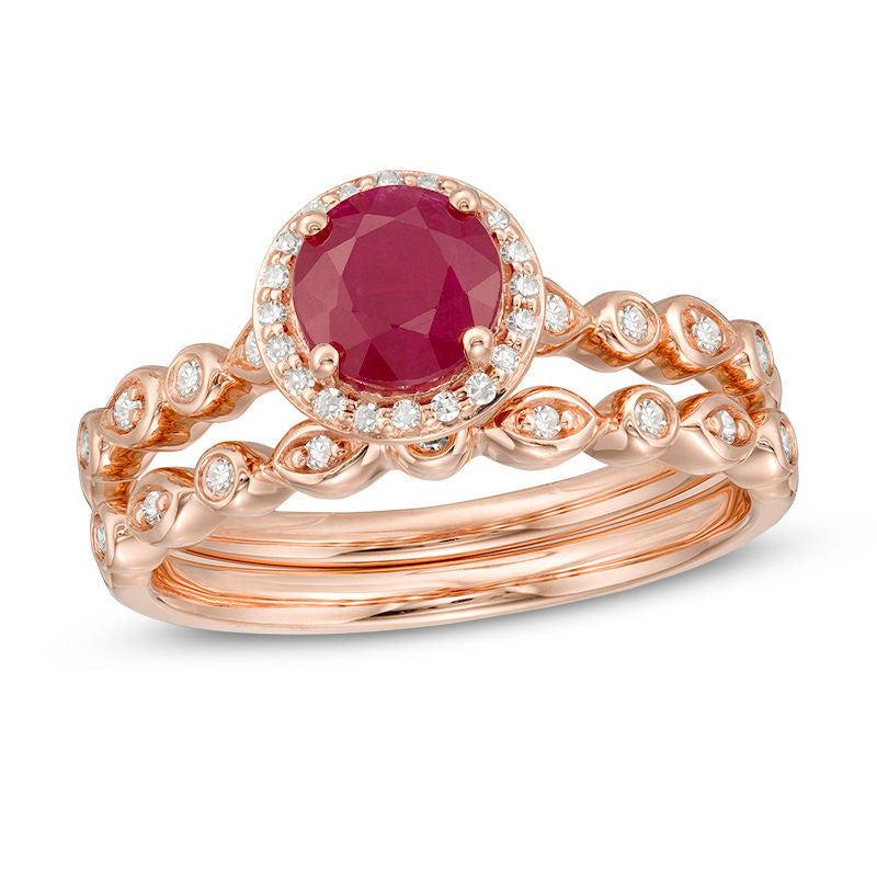 Verlobungsring-Set mit 6,0 mm Rubin und 0,2 ct. Diamant-Rahmen und geometrischer Ringschiene aus 14K Roségold