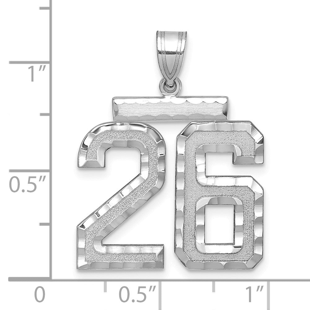 14K Weißgold großer gebürsteter Charm mit Diamantschliff-Zahl 26