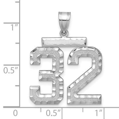 14K Weißgold großer gebürsteter Charm mit Diamantschliff „Zahl 32“