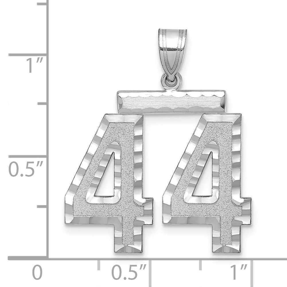 14 Karat Weißgold großer gebürsteter, diamantgeschliffener Zahl-44-Charm