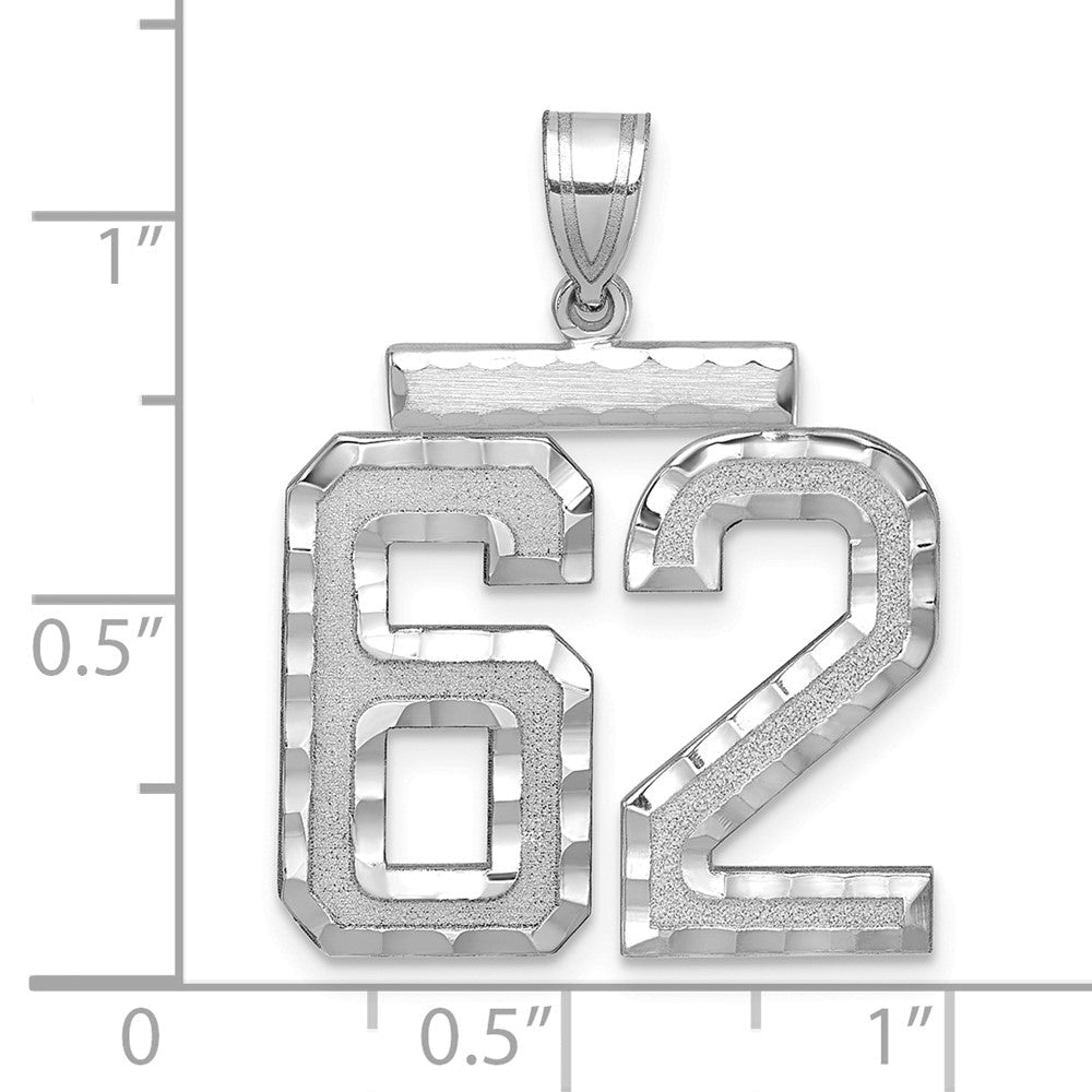 14K Weißgold großer gebürsteter Diamantschliff-Charm „Zahl 62