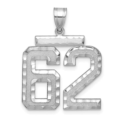 14K Weißgold großer gebürsteter Diamantschliff-Charm „Zahl 62