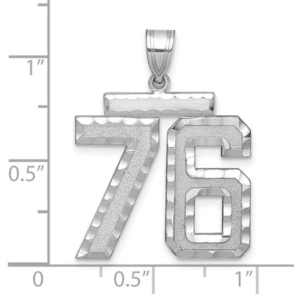 14K Weißgold großer gebürsteter Charm mit diamantierter Zahl 76